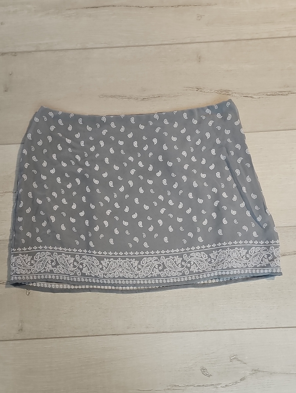 Wild Fable Women's XS Mini Flyaway Gray Paisley/Banadana Print Skirt